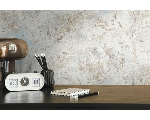 Szene mit Mustertapete, Tischleuchte, Kalender, Notizbuch, Stifthalter und Stiften auf einem Schreibtisch