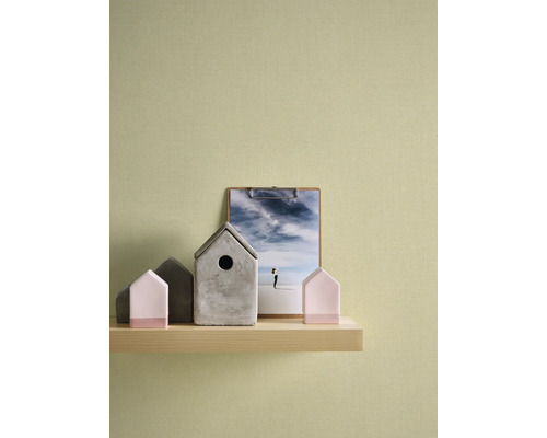 Dekorative Szene mit Hausformen, Klemmbrett und Bild auf einem Regal