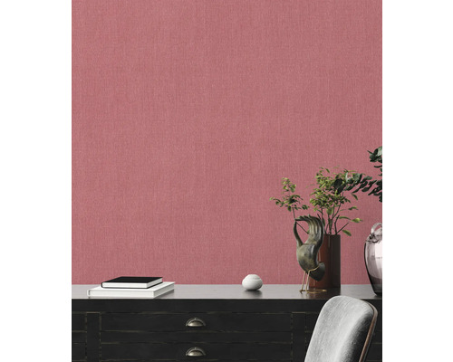 Nahaufnahme einer Wand mit Textiltapete in Leinenoptik, kombiniert mit einer Kommode und Deko-Elementen.