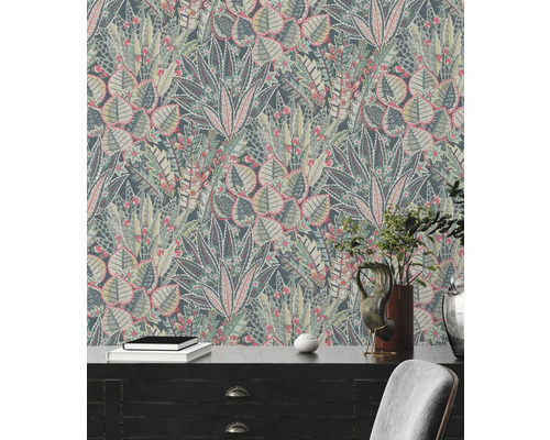 Detailaufnahme einer floral gemusterten Tapete in einem Wohnraum