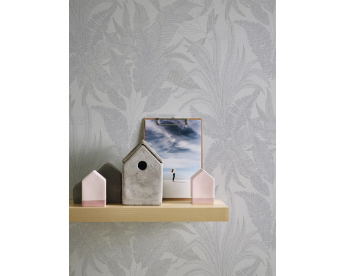 Dekoratives Stillleben mit floraler Tapete, Holzregal und Zierhäusern