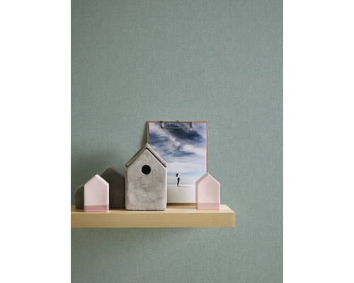 Wandgestaltung mit Tapete, Holzregal und Dekorationselementen