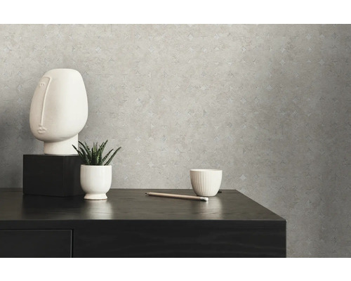 Dekorative Tapete mit Muster auf einer Kommode mit Dekorationsgegenständen.