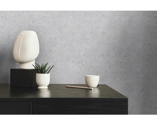 Dekorative Tapete mit geometrischem Muster an einer Wand