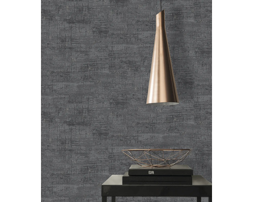 Graue Strukturtapete mit Hängeleuchte