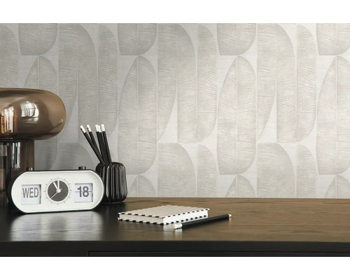 Wohnraumszene mit gemusterter Tapete und Schreibtischaccessoires