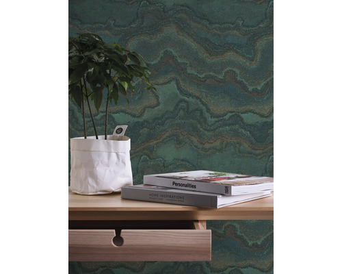 Dekorative Tapete mit Pflanzenmotiv, Tisch und Dekoration