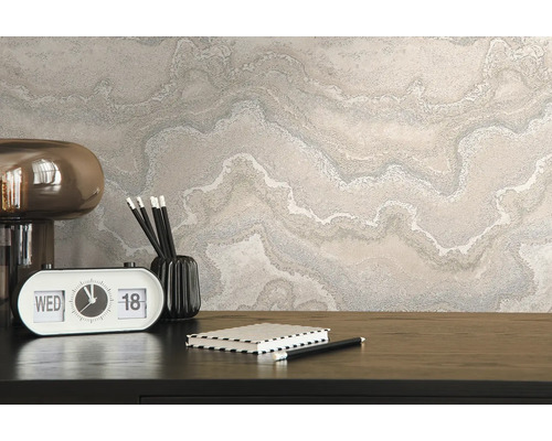 Nahaufnahme einer Wandtapete mit wellenförmigem Marmormuster in einem Büro.