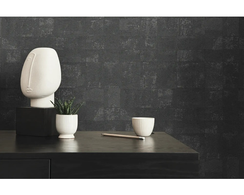 Nahaufnahme eines Zimmers mit einer schwarzen Kommode, einer weißen Büste, einer Pflanze, einer Tasse und einer Bleistiftdekoration vor einer dunklen Wand