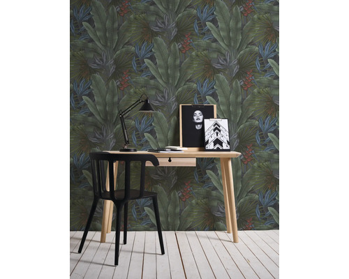 Büroarbeitsplatz mit Dschungel-Tapete, Schreibtisch und Stuhl