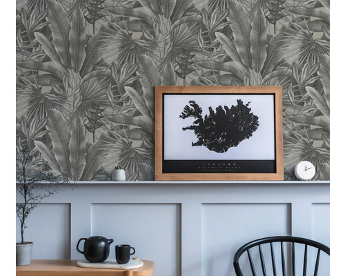 Wohnraum mit grau gemusterter Blättertapete, dekoriert mit Tisch, Stuhl und gerahmtem Bild