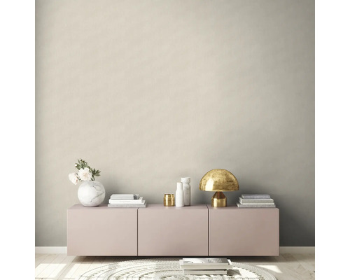 Wohnzimmer mit Kommode, Lampe und Dekoration