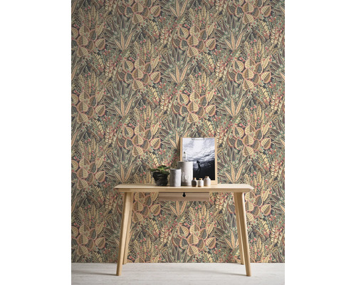 Raumansicht mit floral gemusterter Tapete und hellem Holztisch.