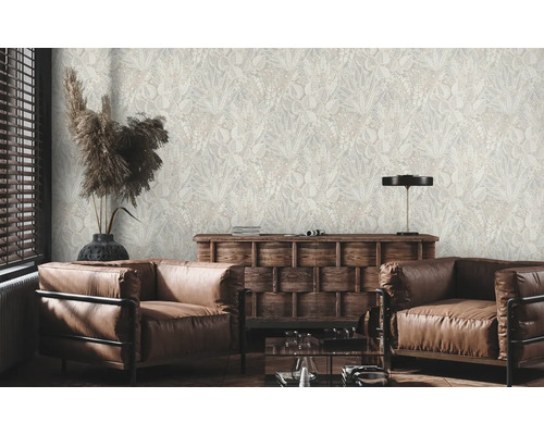 Wohnzimmer mit braunen Ledersesseln und Tapete mit Pflanzenmuster