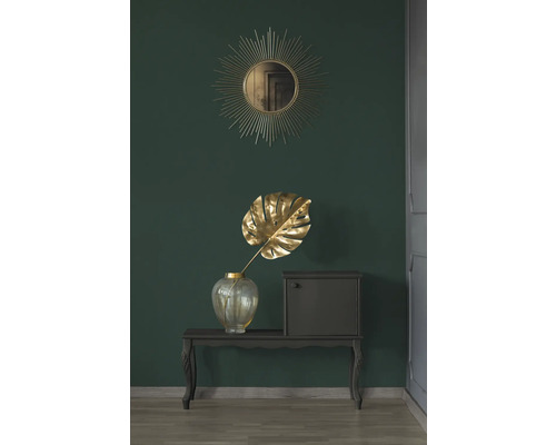 Dekorative Szene mit Spiegel, Vase, Zierblatt und Tischkonsole