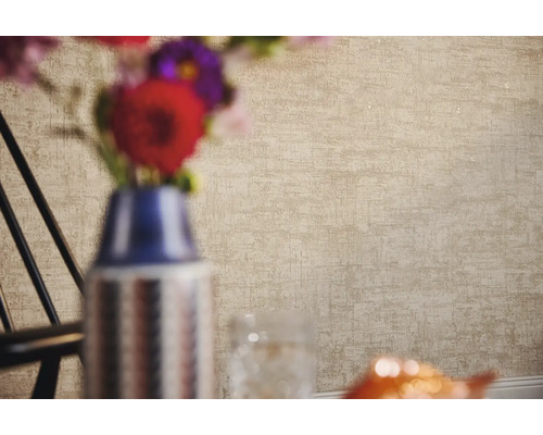 Nahaufnahme einer strukturierten Tapete in einem Wohnraum.