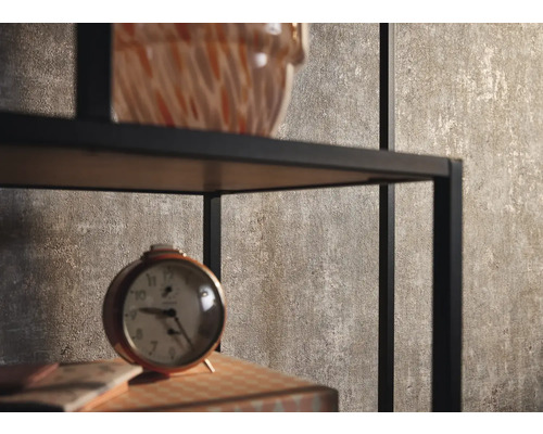 Dekorative Gegenstände auf einem schwarzen Metallregal vor einer braunen Wand