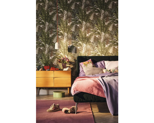 Schlafzimmer mit gemusterter Tapete, Bett und Kommode