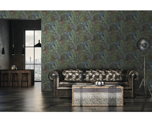 Wohnzimmer mit tropischer Blättertapete, Ledersofa und Stehlampe