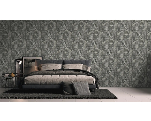 Schlafzimmer mit Bett und Tapete mit Pflanzenmuster