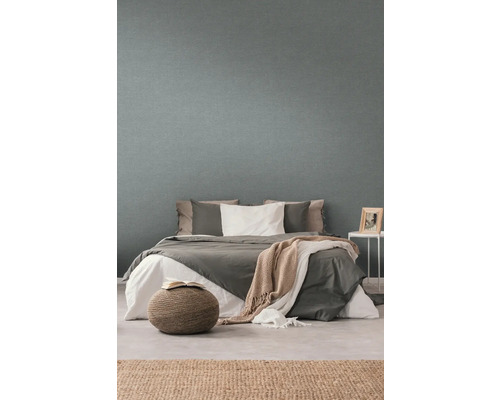 Schlafzimmer mit Bett vor einer strukturierten Tapete