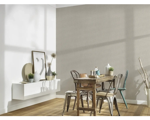 Esszimmer mit Holztisch und Stühlen vor einer strukturierten Wand