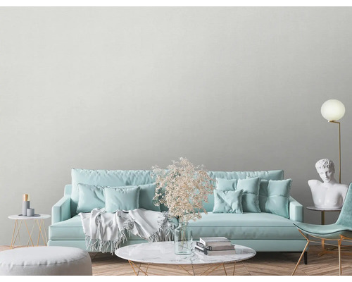 Helles Wohnzimmer mit Sofa, Sessel, Beistelltischen und Dekoration