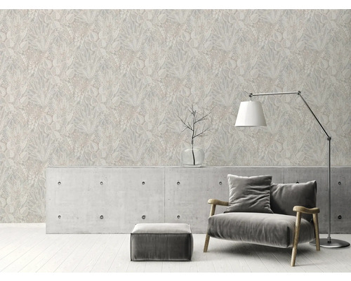 Wohnraum mit floral gemusterter Tapete, Sessel und Stehlampe