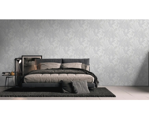 Schlafzimmer mit Bett und gemusterter Tapete