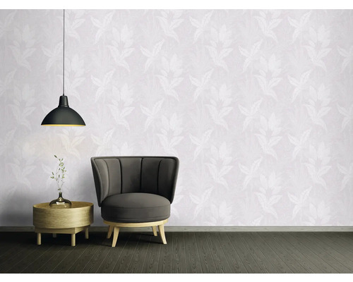 Wohnzimmer mit floral gemusterter Tapete, Sessel, Beistelltisch und Pendelleuchte