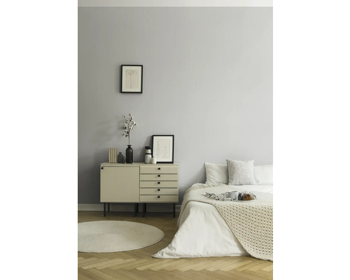 Schlafzimmer mit Bett, Kommode, Dekoration und Teppich auf Parkettboden