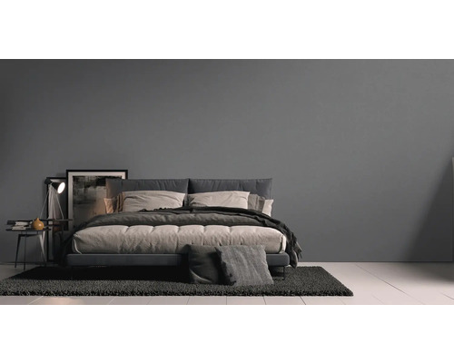 Schlafzimmer mit Doppelbett, Nachttisch und Teppich