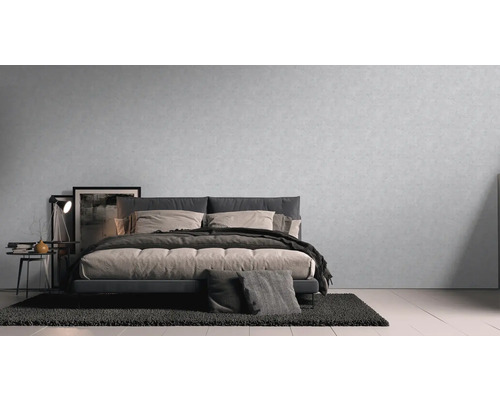 Schlafzimmer mit Bett, Nachttisch, Lampe, Bildern und Teppich für eine gemütliche Atmosphäre