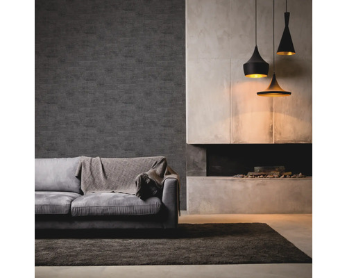 Wohnzimmer mit Sofa, Teppich, Tapete, Kamin und Pendelleuchten