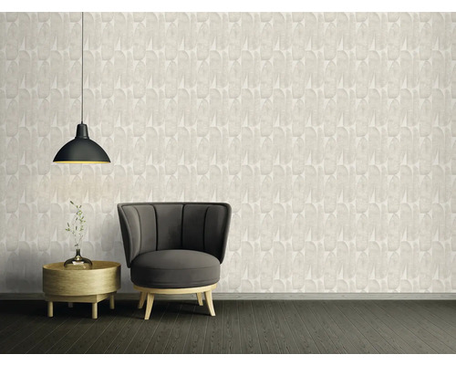 Wohnzimmer mit gemusterter Tapete, Sessel, Beistelltisch und Hängelampe