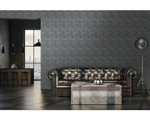 Interieuransicht eines Wohnzimmers mit einer grauen gemusterten Tapete, einer Ledercouch und einer Stehlampe