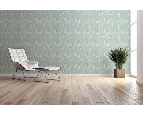 Raumgestaltung mit geometrischer Tapete, Sessel und Zimmerpflanze