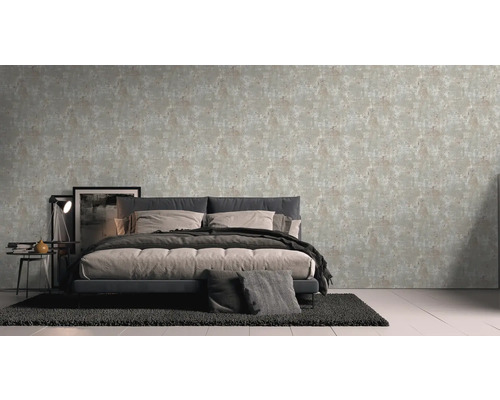 Schlafzimmer mit Bett, Nachttisch, Lampe und gemusterter Tapete