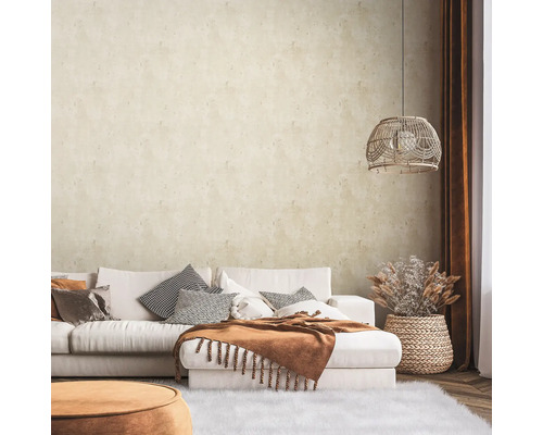 Wohnzimmer mit weißem Sofa, Kissen, Decke, Lampe und Dekoration