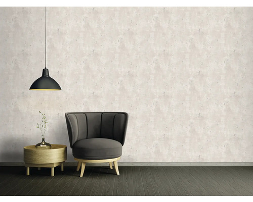 Wohnzimmer mit Sessel, Beistelltisch, Pendelleuchte und gemusterter Tapete