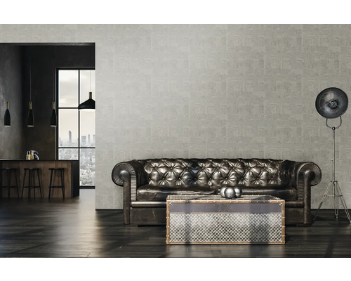 Wohnzimmer mit Chesterfield Sofa, Couchtisch und Stehleuchte