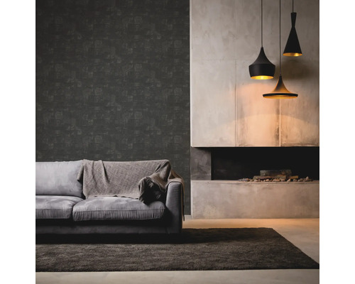 Wohnzimmer mit grauer Couch, Decke, dunkler Tapete, Kamin und drei Pendelleuchten