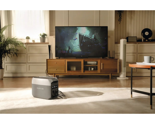 EcoFlow Powerstation in einem Wohnzimmer mit Fernseher