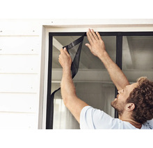 Montage eines Insektenschutzgitters am Fensterrahmen