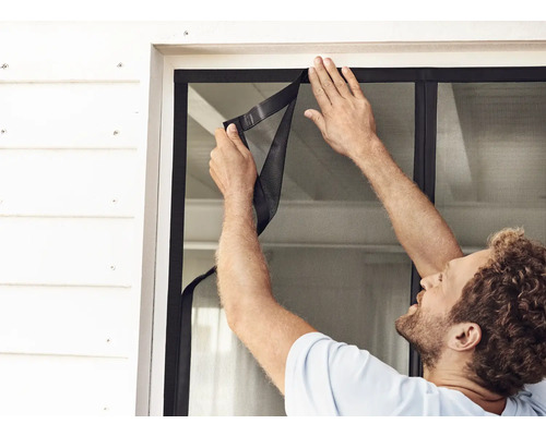 Montage eines Insektenschutzgitters am Fensterrahmen