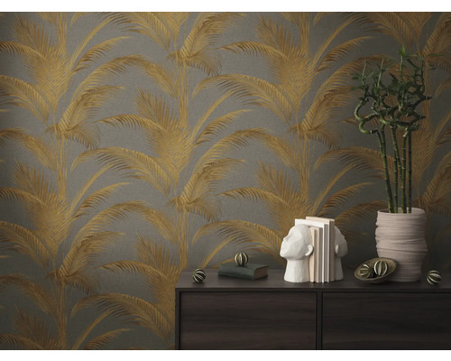 Dekoratives Interieur mit Palmenmuster-Tapete, Kommode, Buchstütze, Büchern und Bambuspflanze