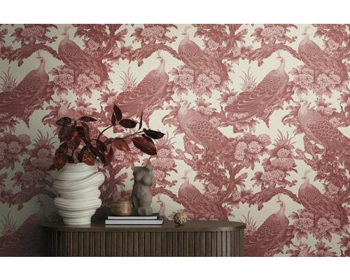 Detailaufnahme von Tapete mit Pfauenmuster, kombiniert mit einer Blumenvase und dekorativen Elementen auf einem Holzschrank