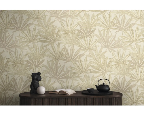 Raumgestaltung mit Tapete mit Blattmuster und Dekoration