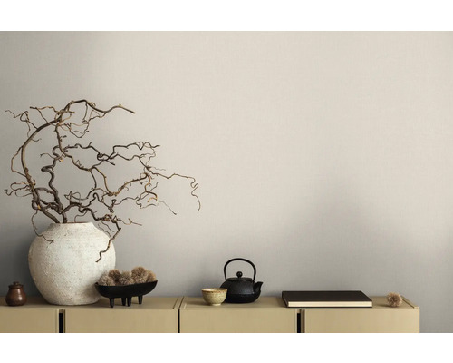 Dekorative Szene mit Vase, Ästen, Teekanne und Schale auf einem Sideboard