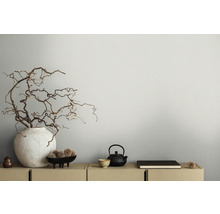 Dekorative Zweige in einer Vase, Teekanne und Schale auf einem Sideboard